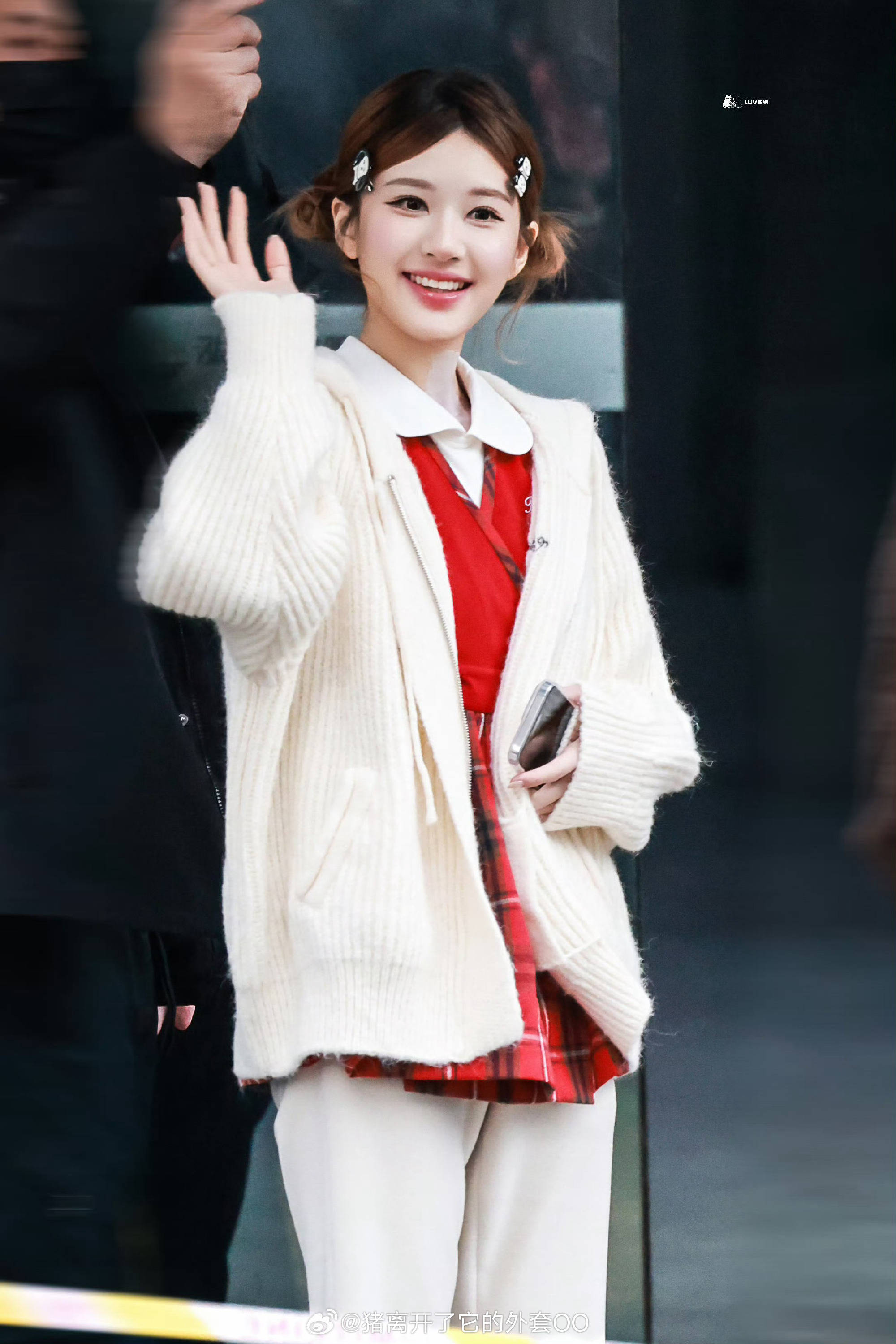 赵露思扎双丸子头搭米白针织衫俏皮元气 挥手甜笑亲和力满分