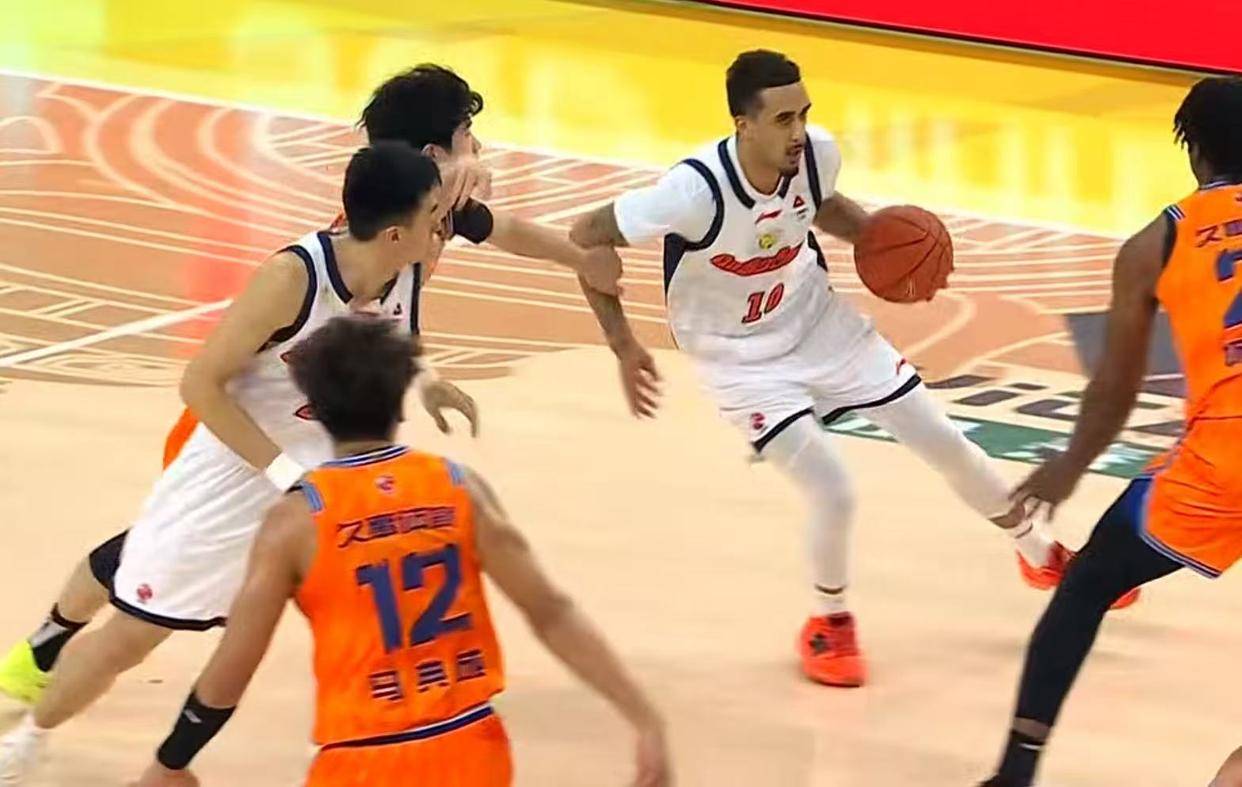 机会来了！广东队有望引进2米08全能中锋，朱芳雨为他放弃萨林杰