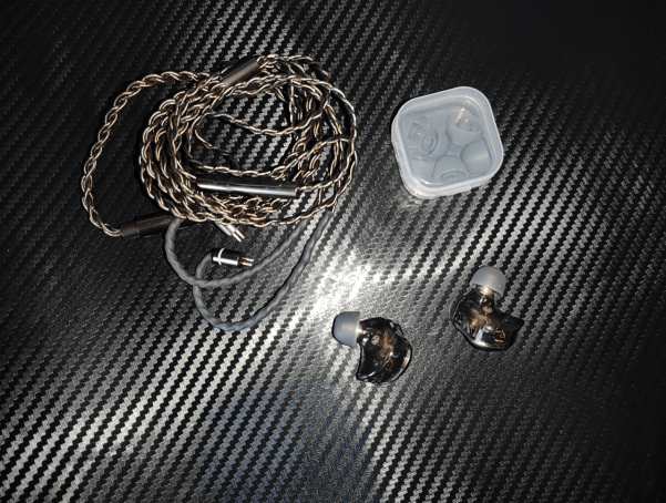 百元HiFi的越级惊喜：西圣入耳式HiFi耳机深度评测