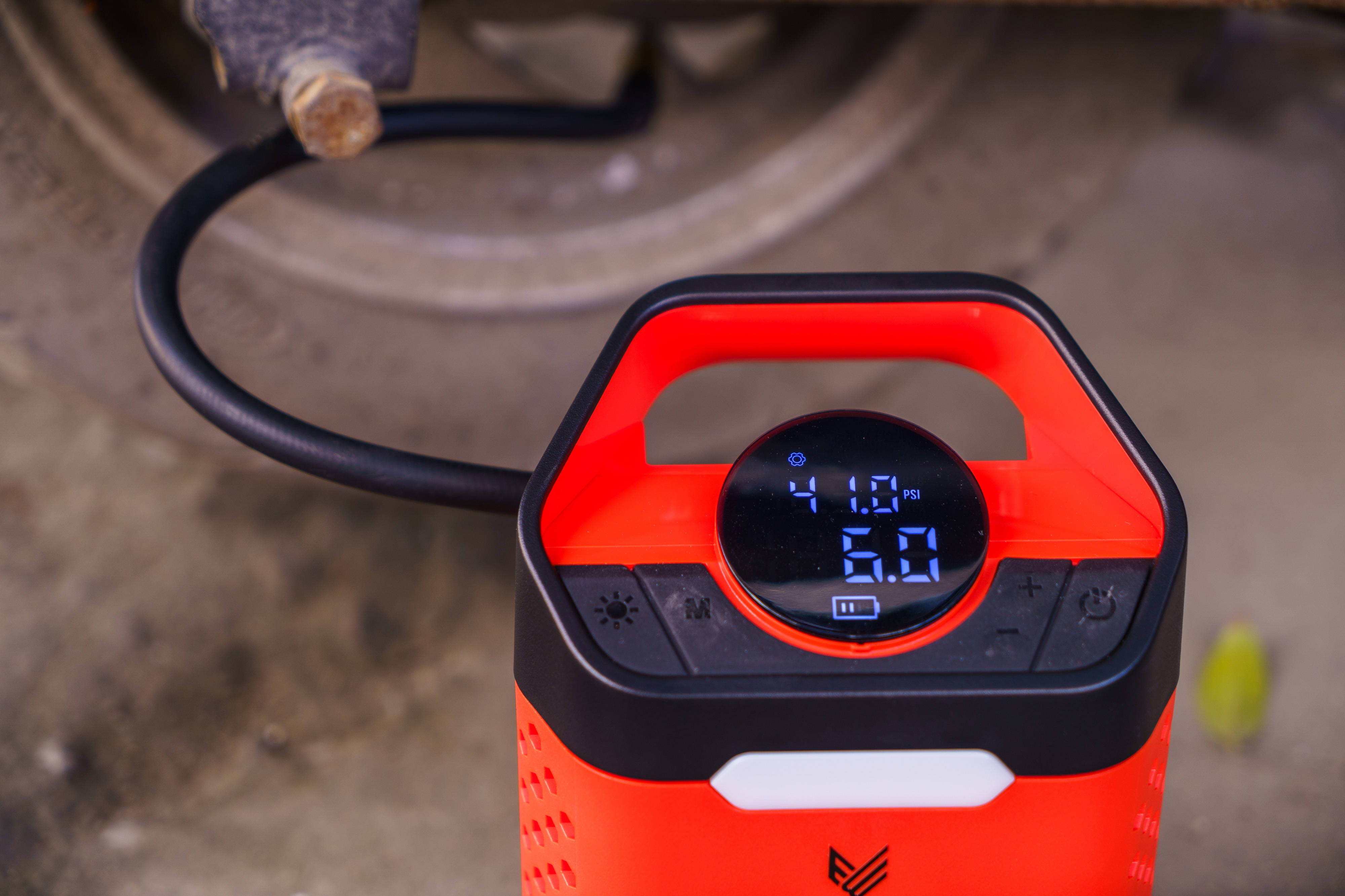 有线的性能、无线的便携！这款“既要又要”的毅狼V3旋风车载充气泵了解一下