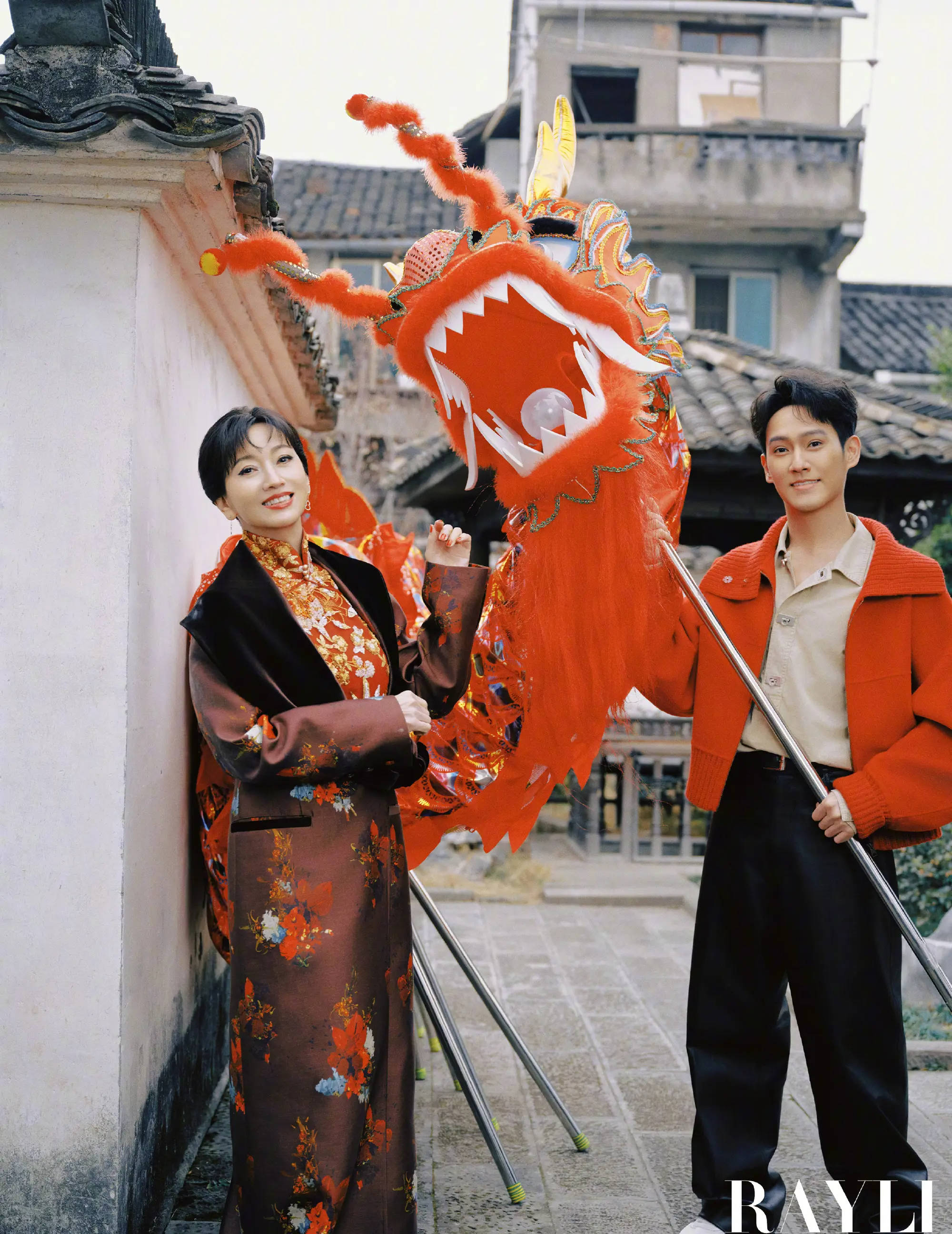 赵雅芝晒新春团圆大片!与儿子黄恺杰同框合影心情好_遗承_社交_花灯