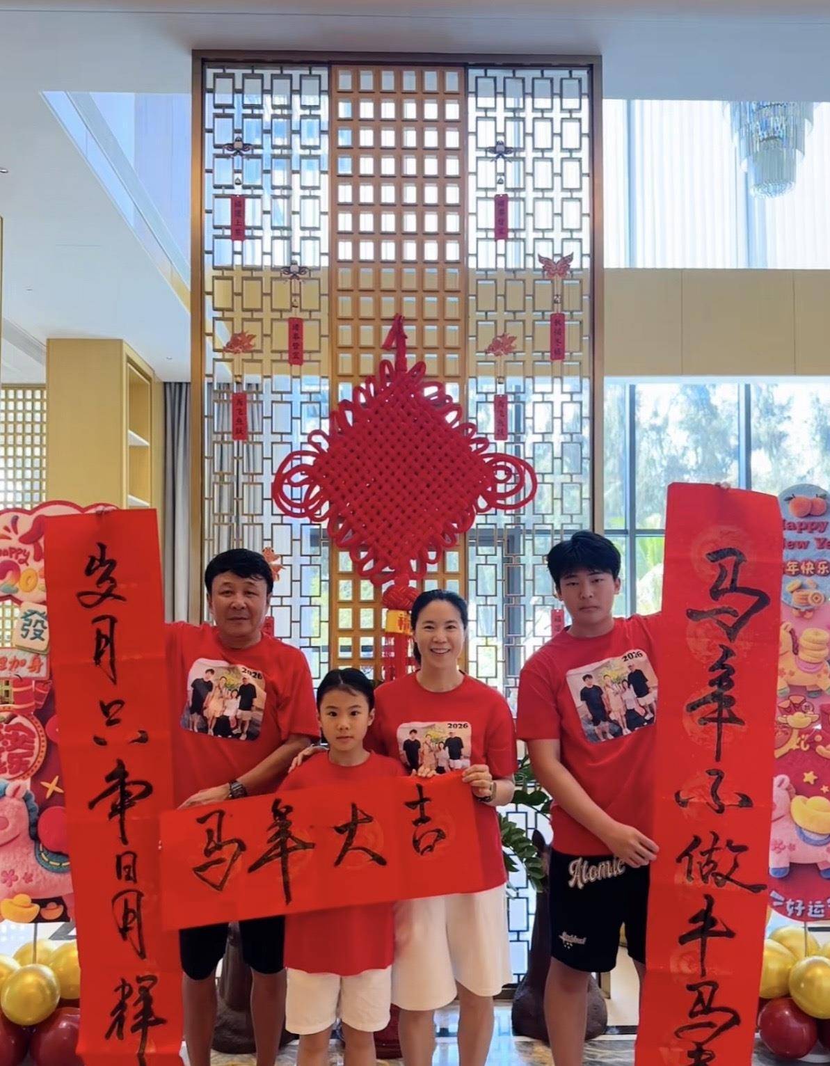 王楠一家三亚过年太热闹郭斌写对联全家齐上阵15岁儿子身高直逼180