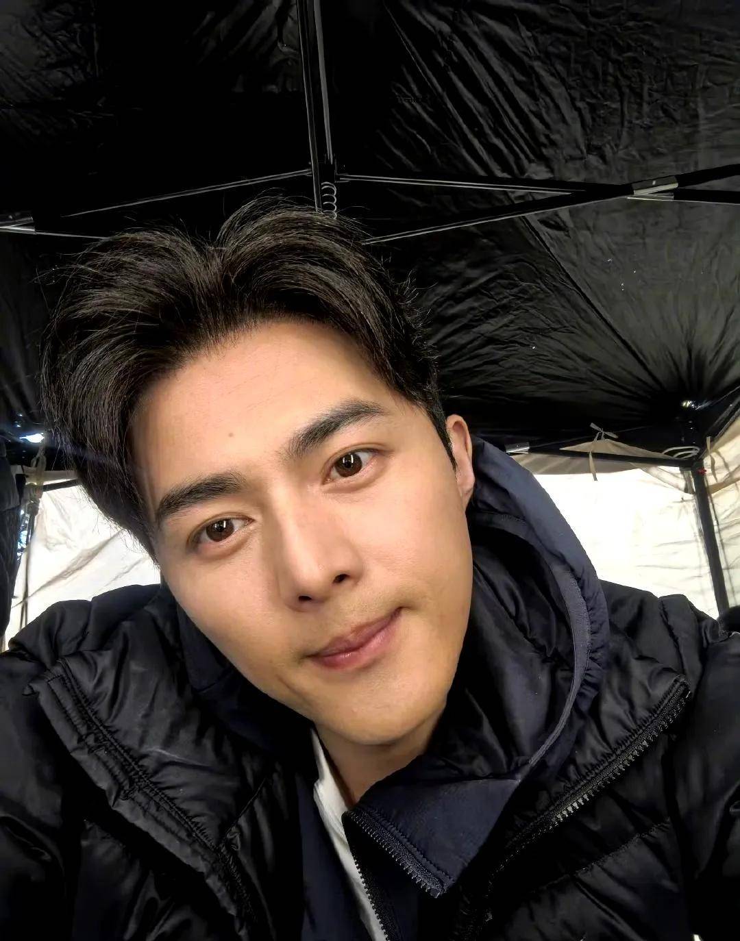 他是蒋欣前男友,也是张佳宁前男友,长得帅演技好,却戏