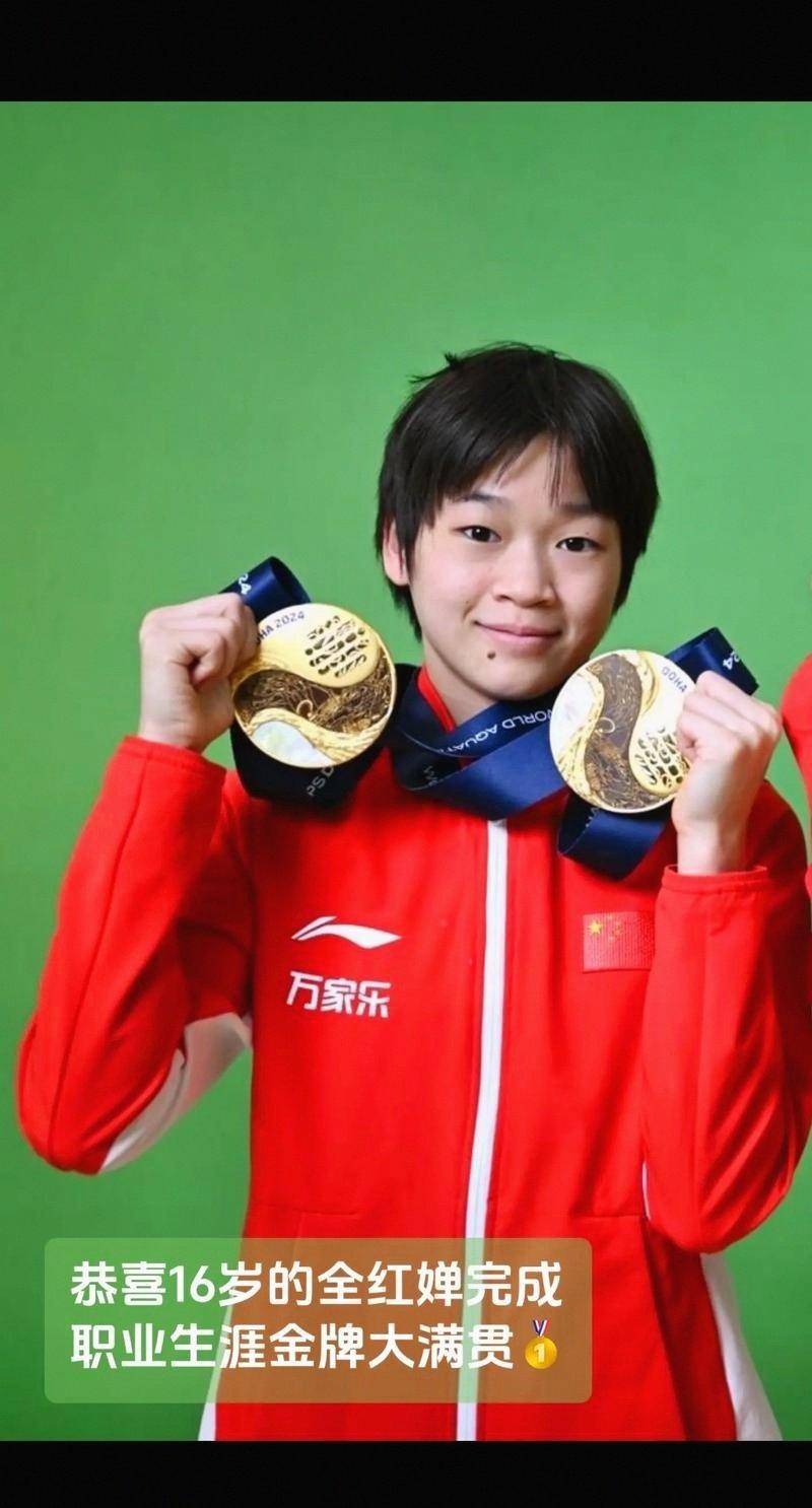 奥运冠军全红婵除夕夜回家乡广东湛江迈合村,和家人团聚过年气氛温馨