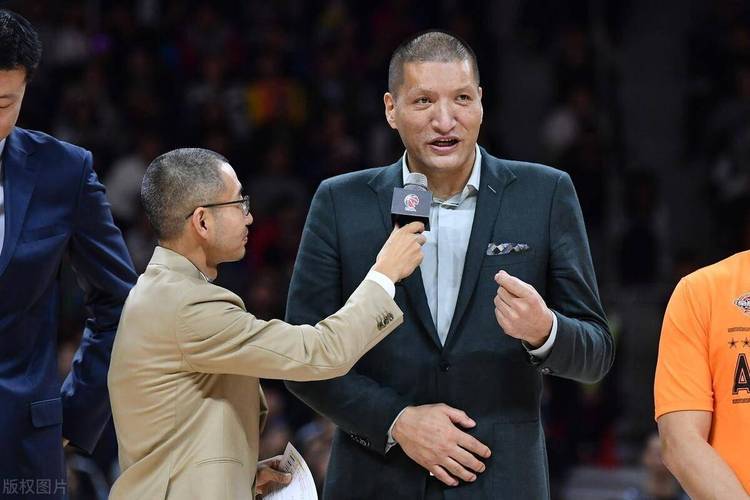 他和姚明齐名，娶二婚大10岁妻子，当选篮协主席，如今和杨鸣同框