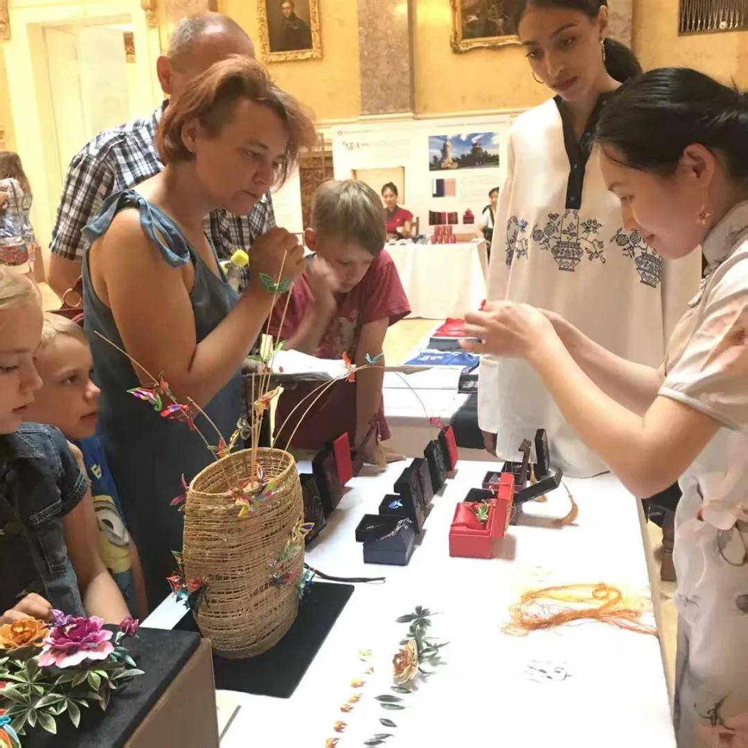 秦岚、李沁爱上同一件衣，热依扎、薛凯琪戴了同一朵花