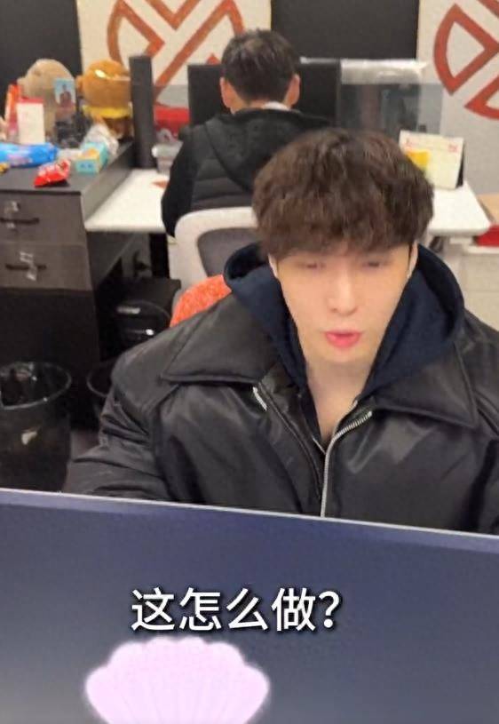 原创
            张艺兴“小张”入职第一天：这怎么做？我不会做封面图