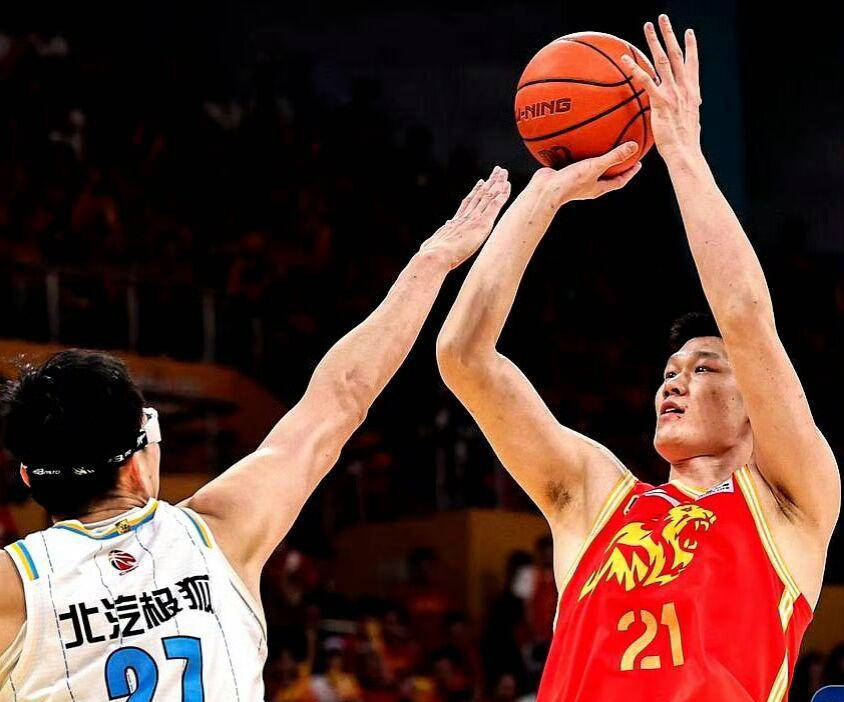 FIBA半真半假的道歉，胡金秋实至名归的最佳，中国男篮的真正标杆！