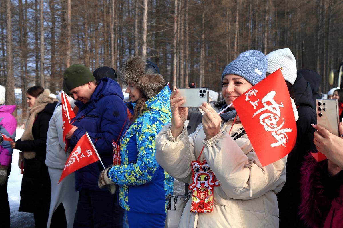 图片[3]-大量外国人涌入中国！钻小巷逛菜场，免签后体验式旅游爆火 -华闻时空