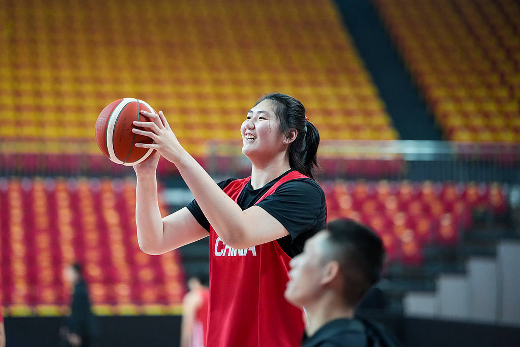 组图：中国女篮备战热身赛 张子宇投篮表情轻松