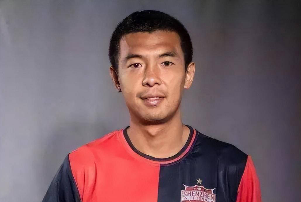 前国脚徐亮曝料：入选国足须为老队洗球鞋袜，引发广泛讨论