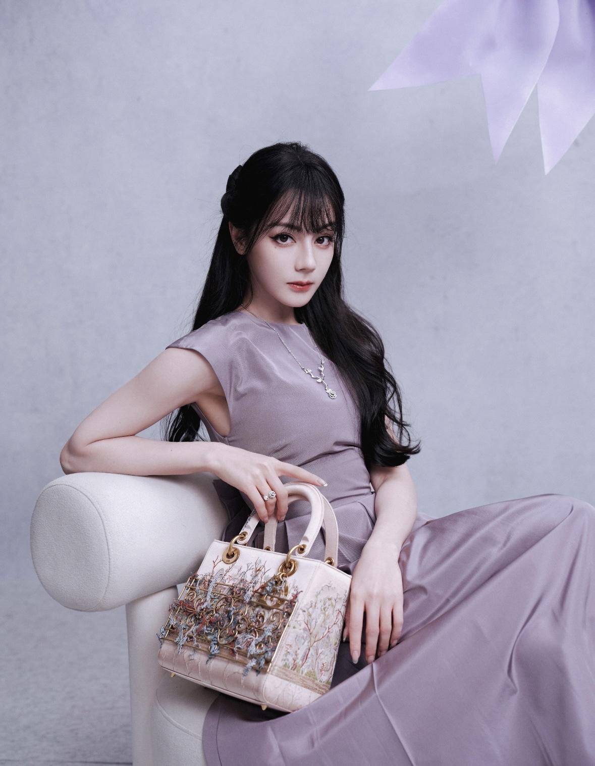 重蹈覆辙迪丽热巴滞留迪拜恶心一幕发生嘉行走上丝芭老路