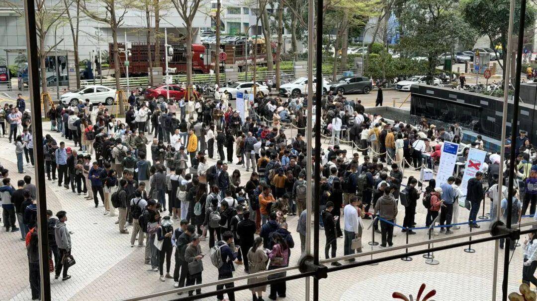 深圳腾讯大厦楼下排起长队！不少人问：能不能再“加个号”