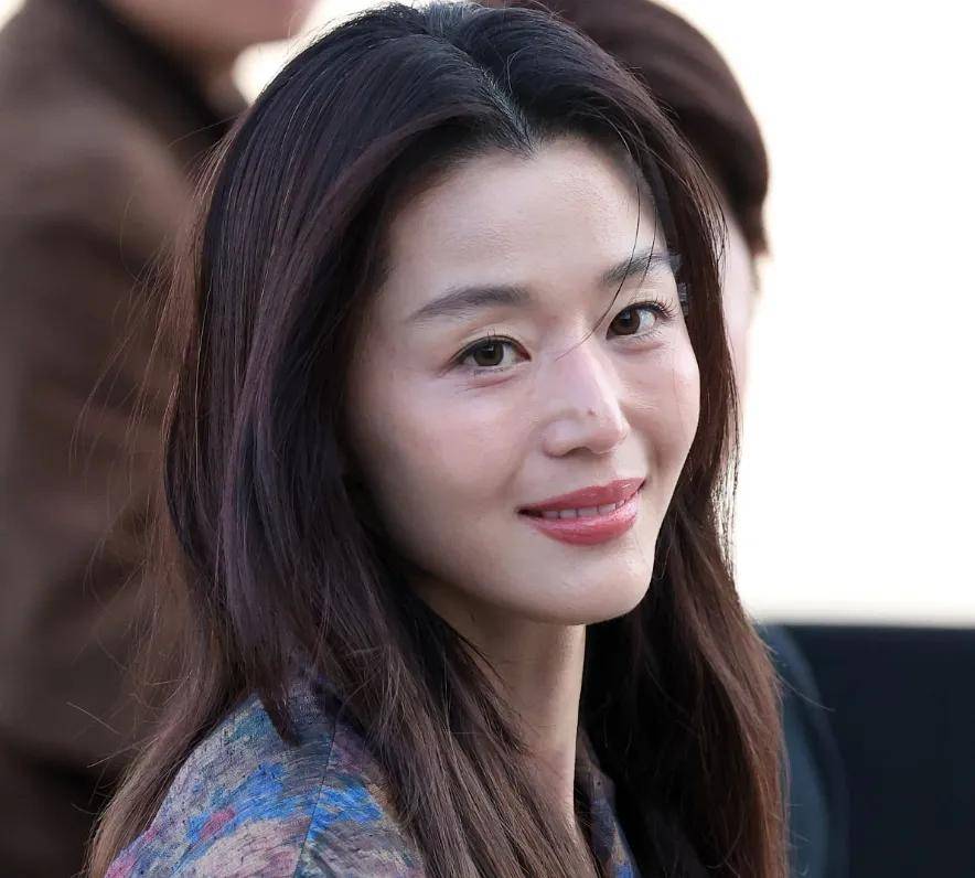 全智贤状态越来越差 最新高清生图崩了 状态疲惫白发抢镜