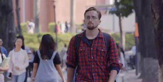 美国小伙首次来到中国非常害怕，下飞机后赞叹中国实在是太棒了 -华闻时空