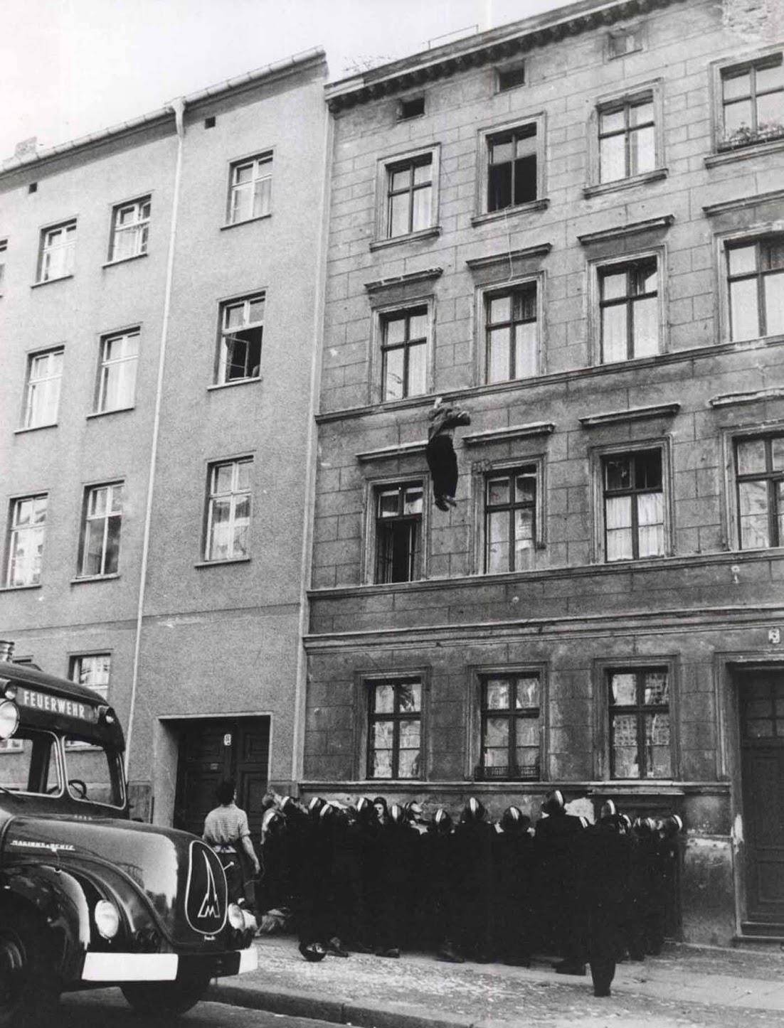 1961年德国一位父亲从四楼把年幼儿子从东德扔到西德