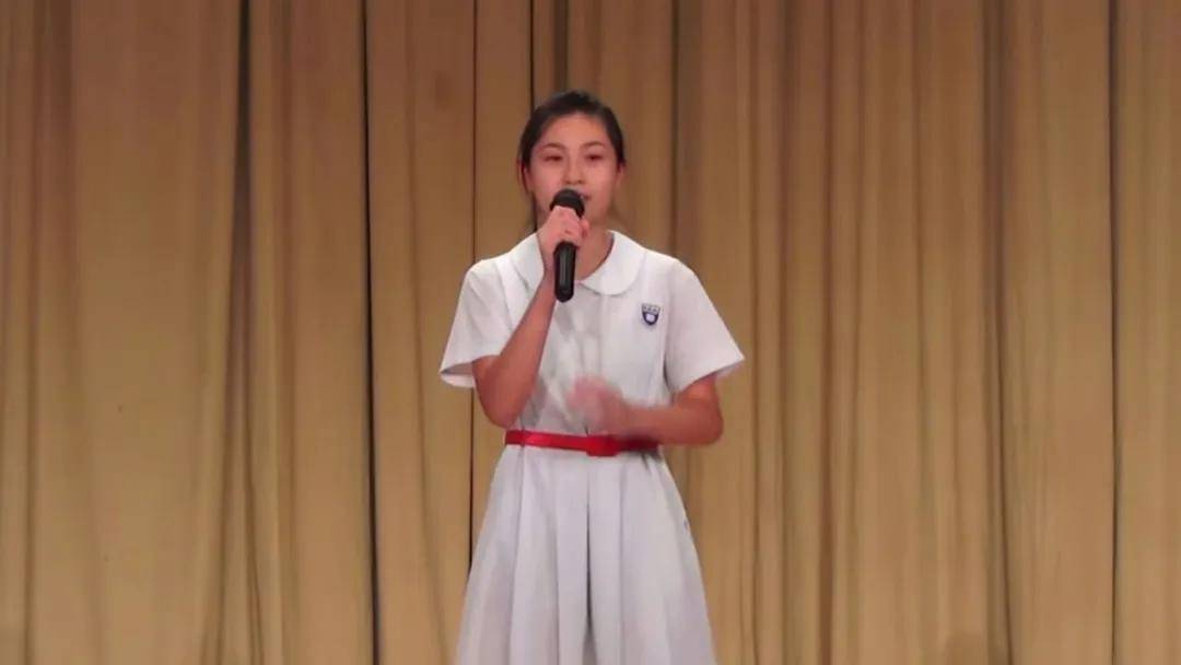 開口唱出時，是一把冇「鄉音」頗標準的普通話，相當不俗。（影片截圖）