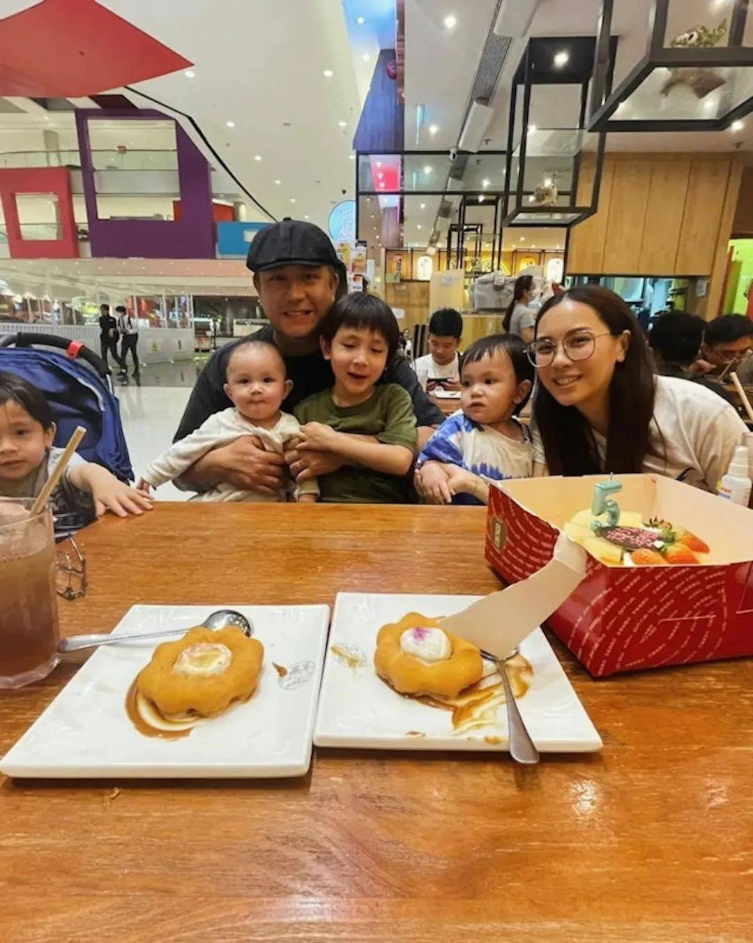 張致恒一家六口。(IG@ugly_mama)