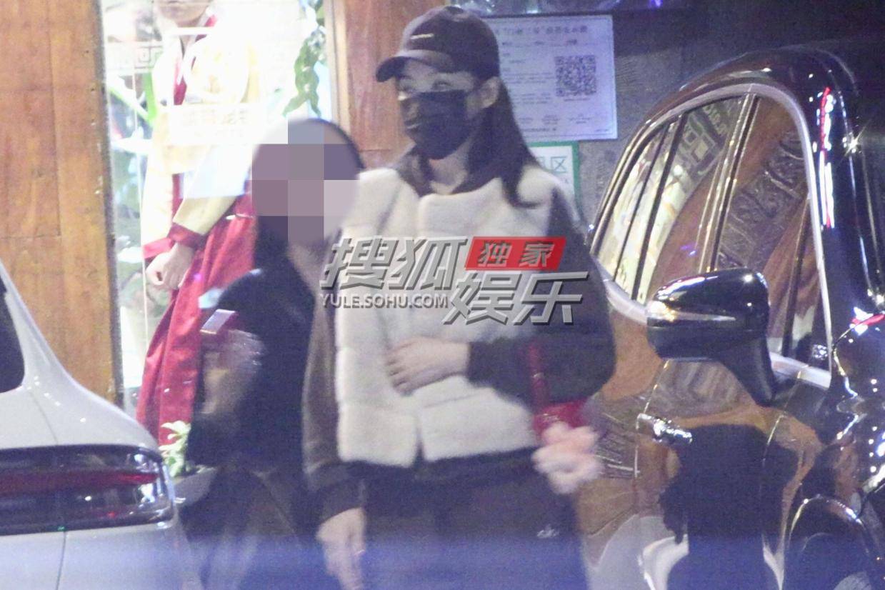 唐嫣与团队烤肉聚餐 优雅身姿成焦点