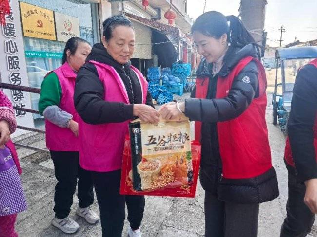 邮储银行瑞安市支行团支部开展学雷锋主题活动(图1) 邮储银行瑞安市支行团支部开展学雷锋主题活动(图1)