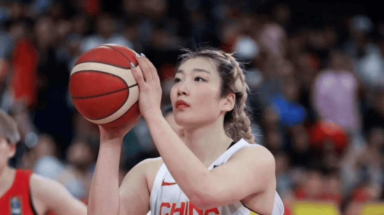 真敢弃用！李梦到底挡了谁的路，31岁功勋后卫被国家队放弃，球迷全懵了