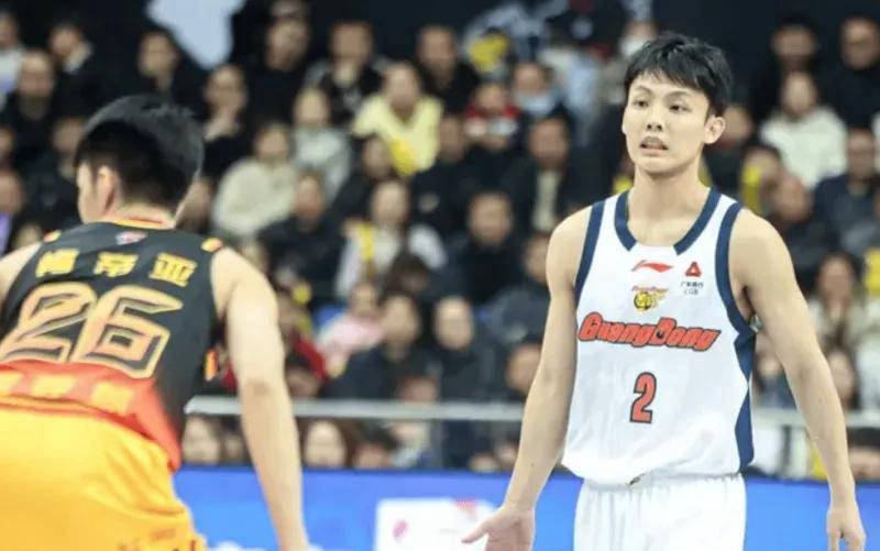 杜锋再遭质疑！进攻战术匮乏+频繁换人失误，末节防守漏洞致败