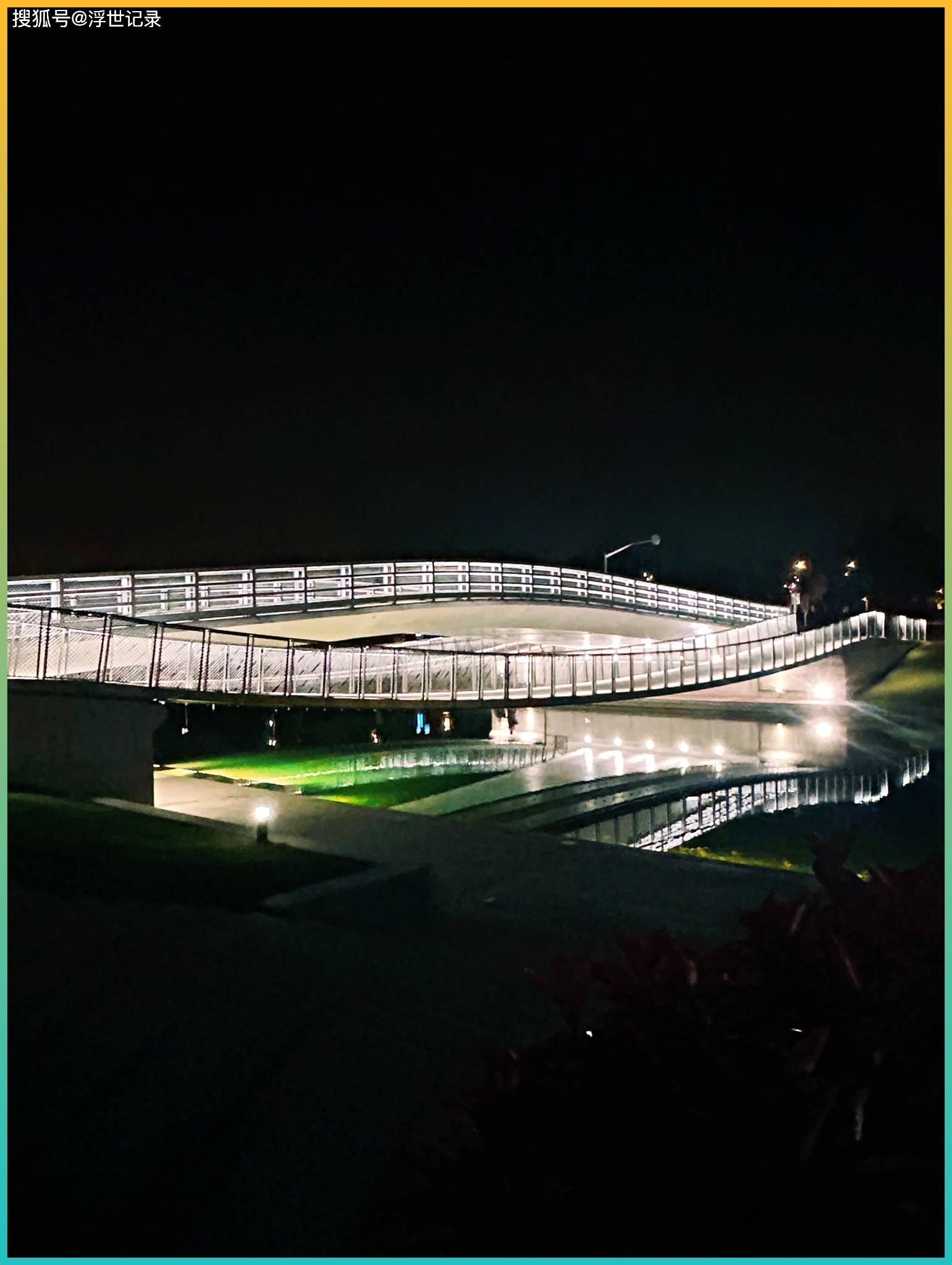 南麂岛夜晚银河，海面与星空相连，银河清晰，海浪微光，长曝光摄影，高清