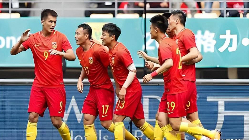 喜讯！中国女足提前锁定2027年世界杯参赛资格，球迷满怀期待盼望爆发