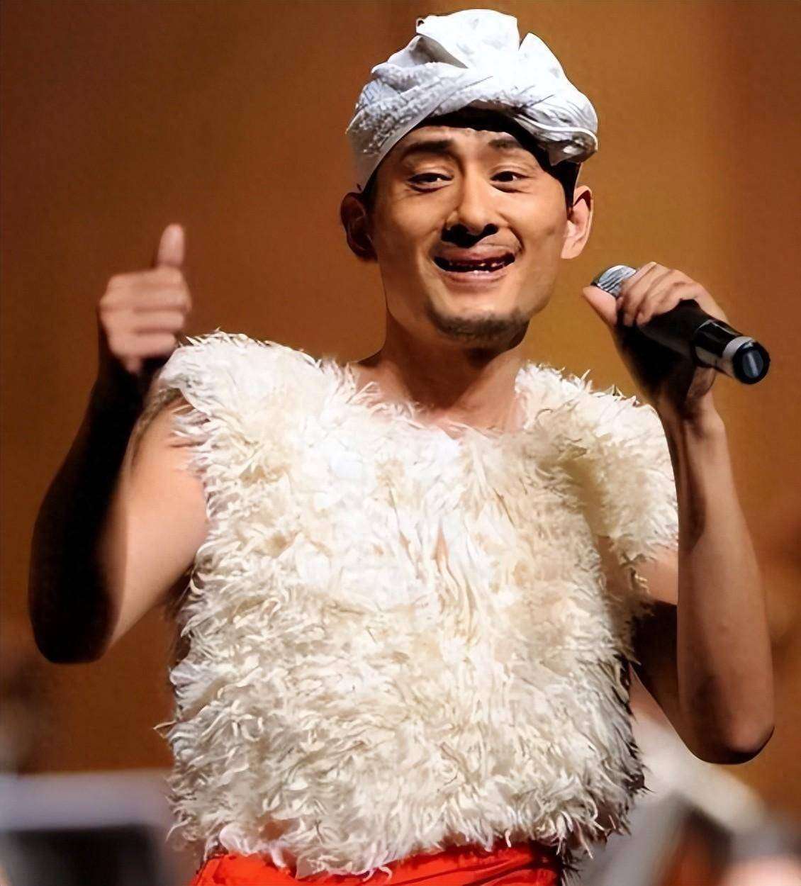 九年销声匿迹后歌手阿宝现状曝光浓妆艳抹直播卖丑网友判若两人