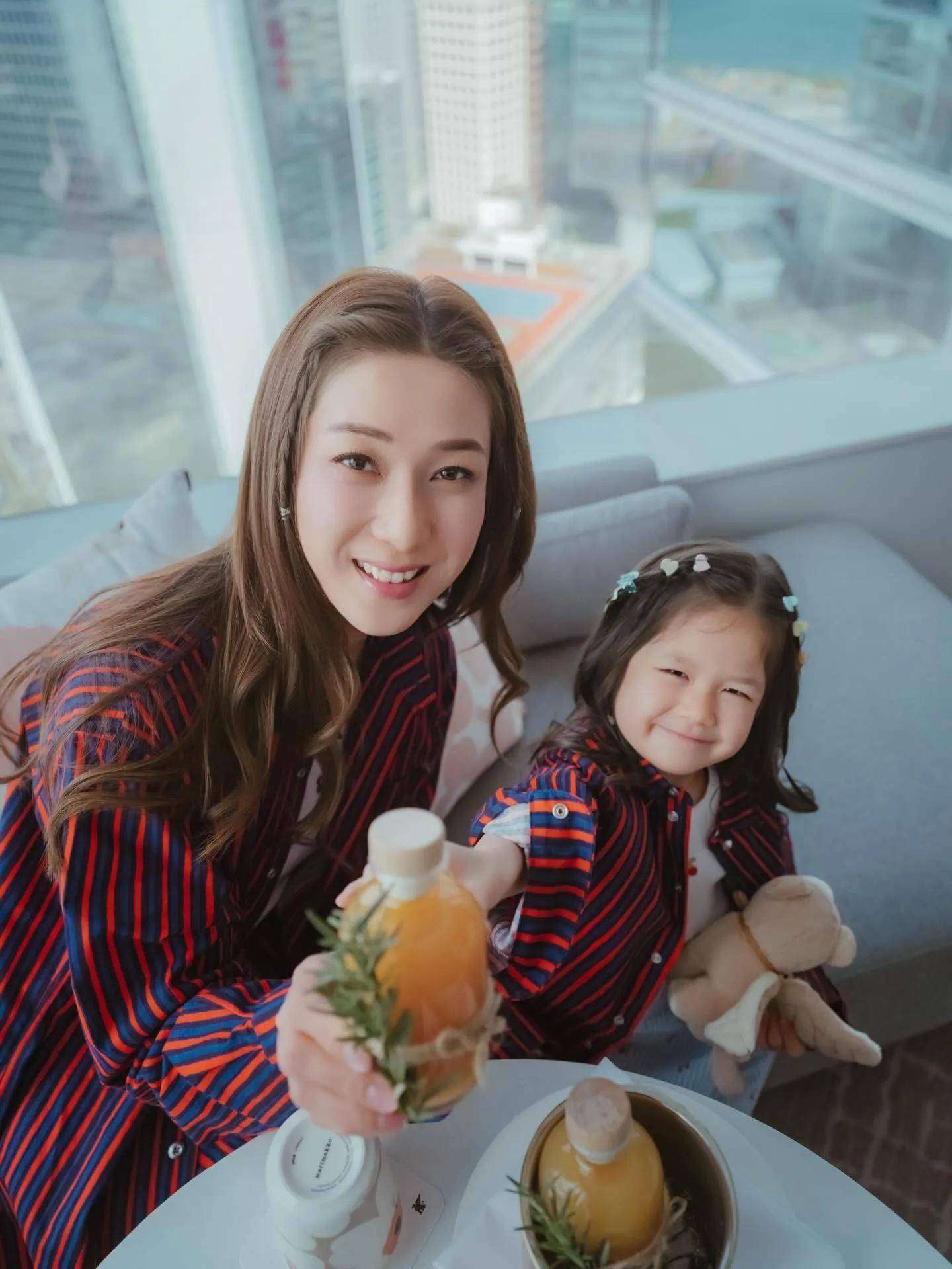 小姑娘甜美的笑容绽放眼睛笑得眯成了一条线天真烂漫的模样让人忍不