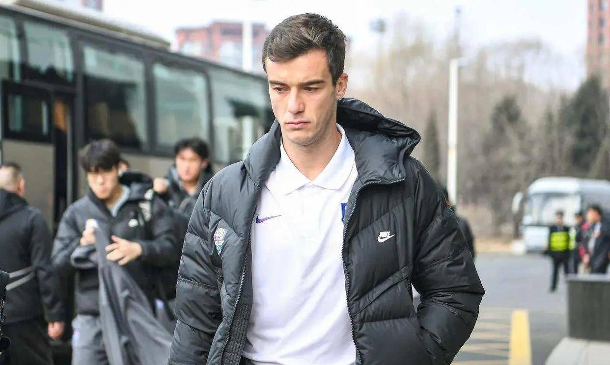 津门虎主力中卫伤停一个月，昔日国脚将为此重新挑大梁，值得期待