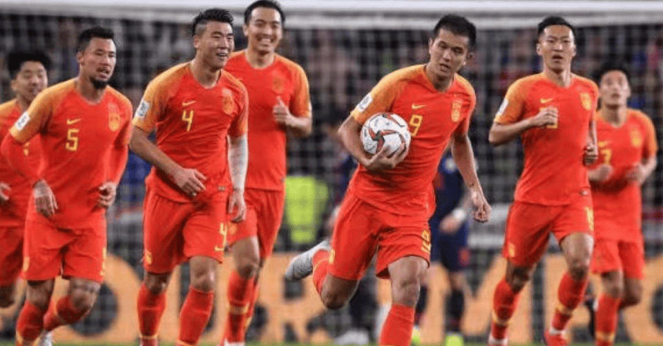 首胜！国足下届冲击世界杯11人主力阵容盘点，王钰栋领衔大名单