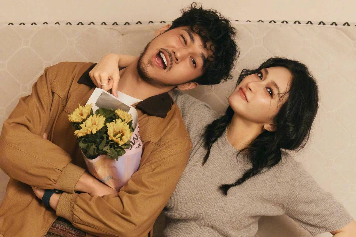 陈牧驰陈冰官宣得子！晒一家三口碰拳照幸福满溢