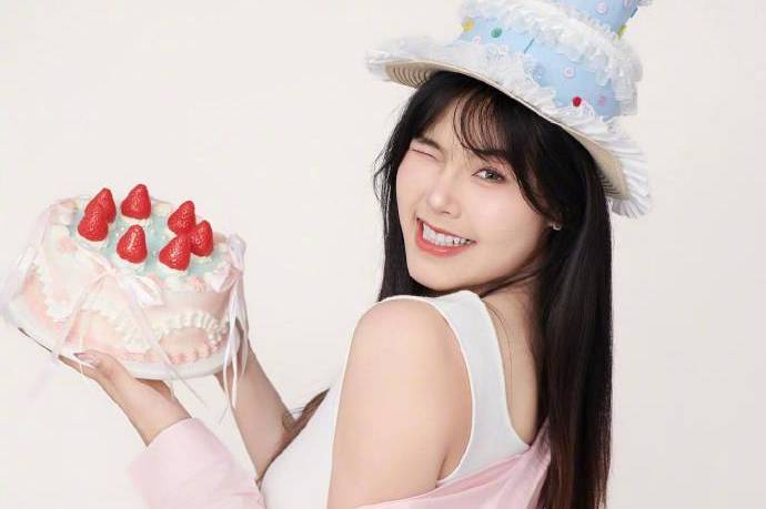 生日快乐！李月汝分享27岁庆生照：被爱包围！