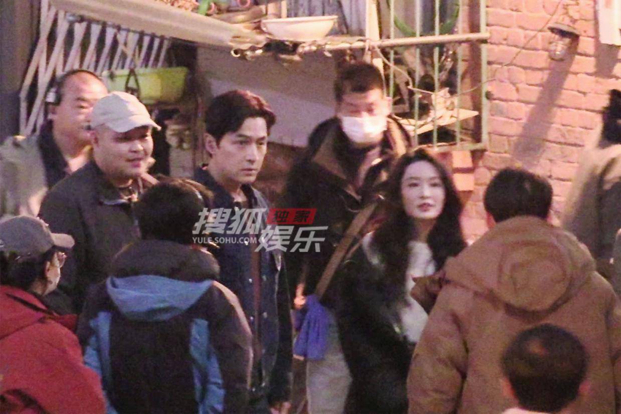 胡歌李沁新剧拍摄现场欢乐多 黄磊指导戏份三人互动温馨