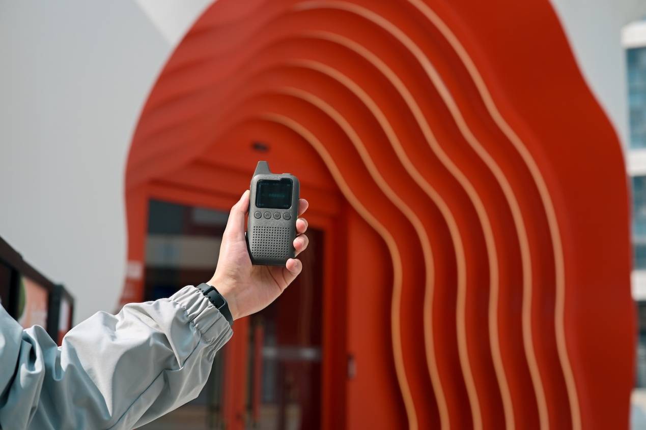 打破距离枷锁!极蜂公网对讲机QM01,一款远程通讯利器