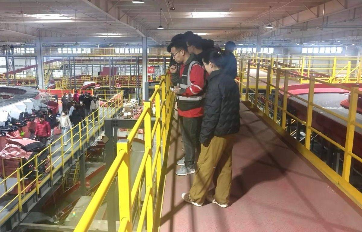 兰州信息科技学院学子走进兰州新区京东亚洲一号智能产业园