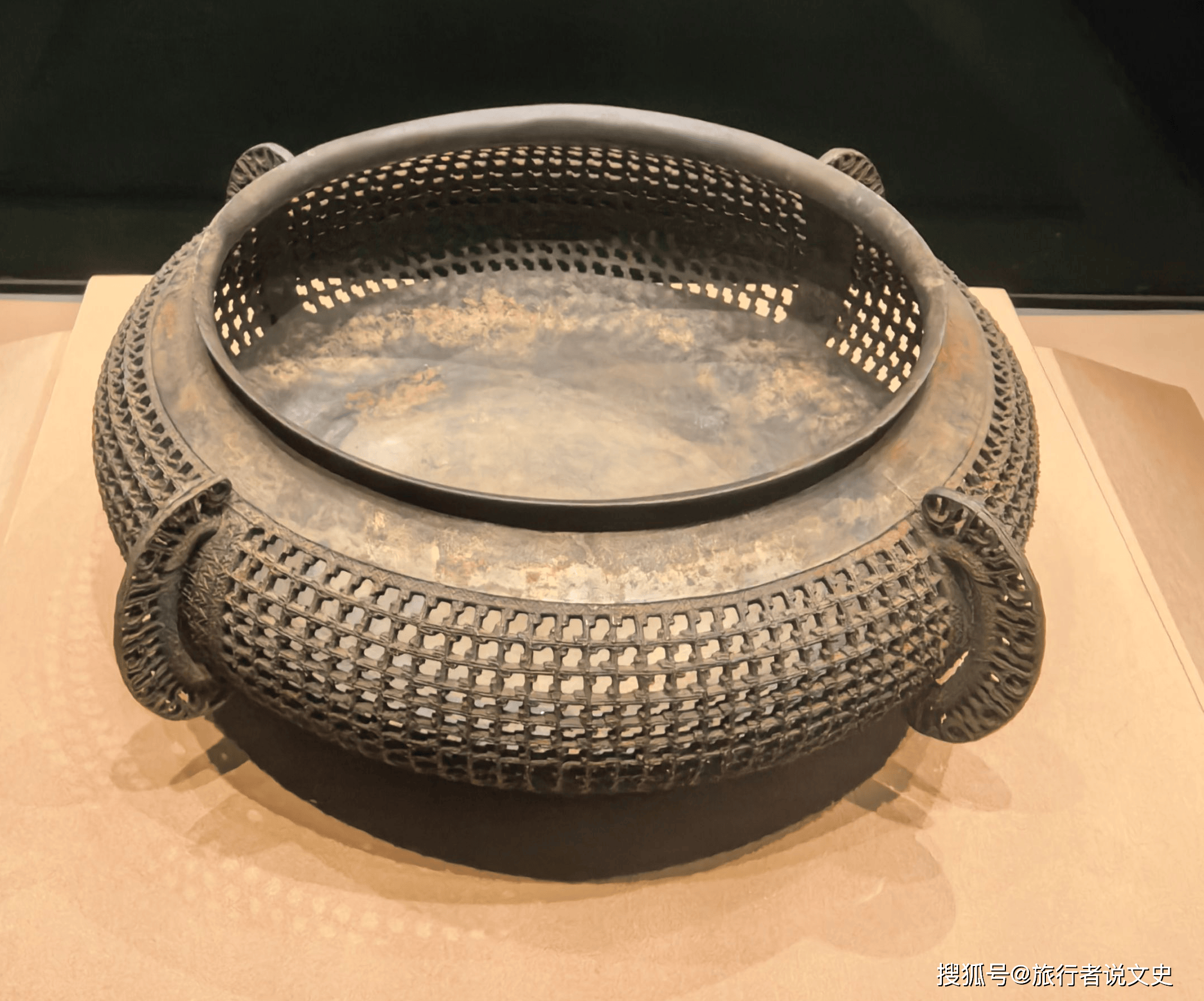 坚实与通透：两千五百年前的镂空艺术，写尽中原青铜的浪漫