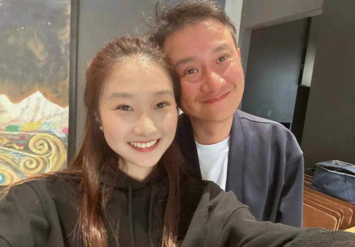 马伊琍女儿晒与文章合影，文章发量引网友热议显老态