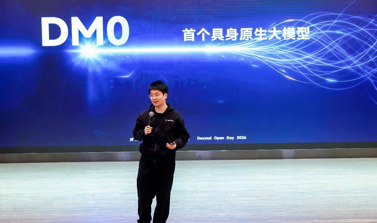 对话原力灵机周而进：原生大模型，让具身智能“更简单”
