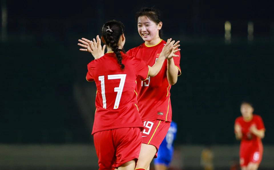 U20女足三连胜挺进淘汰赛，20年来首次小组赛全胜晋级，肖亚飞精彩建功