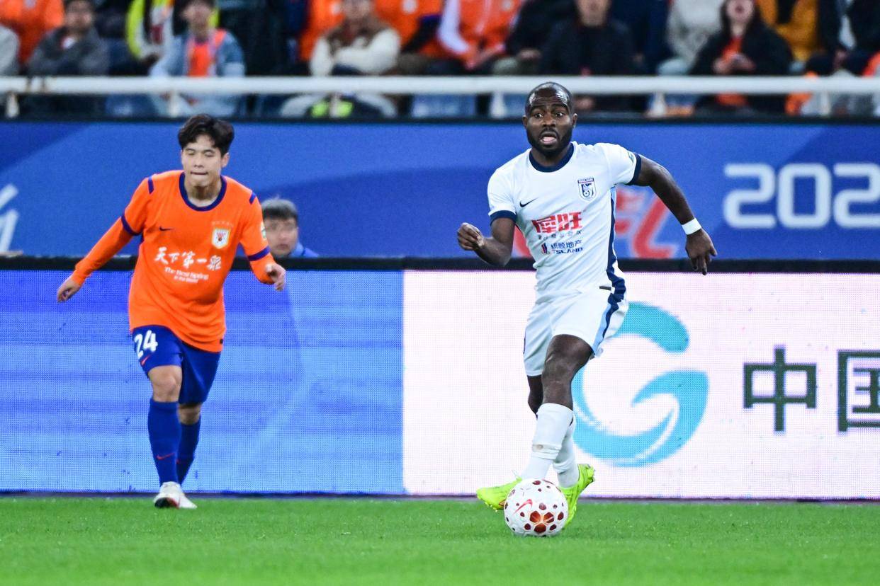 阿奇姆彭盛赞大连英博的主场:氛围堪比欧冠,我是天生的开心果!