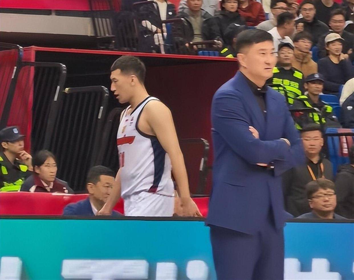 杜锋的用人困局：为何总要等到无人可用，才想起板凳末端的年轻人？从黄明依的4.1分钟到崔永熙的挣扎：广东锋线天赋为何难以兑现？