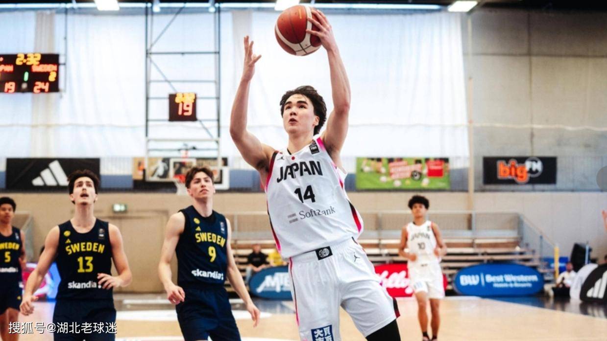 中国男篮比不了！日本U18组黑白双煞，父亲都是老外
