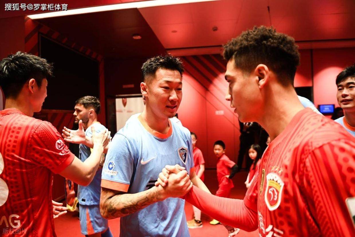 上港肠子悔青了？放走的国脚王牌中场在玉昆爆发，自己却深陷泥潭