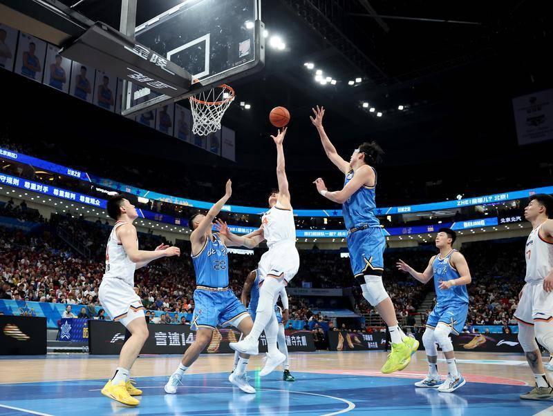 李添荣与球迷击掌遭拦截 记者：这其实与北京队无关