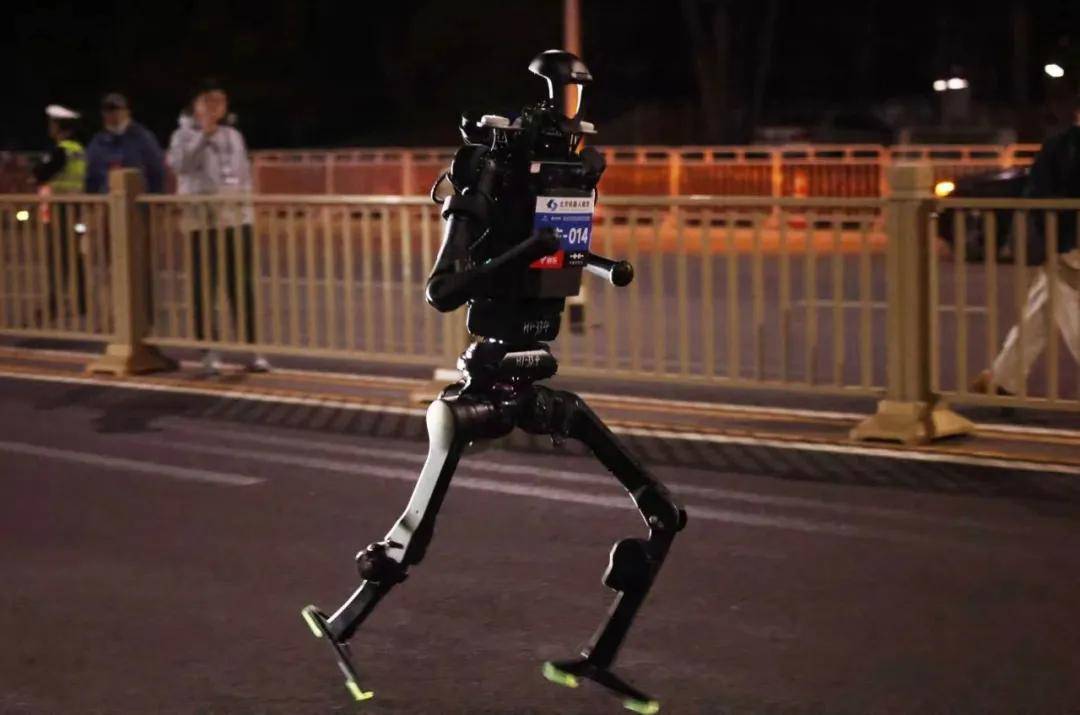 70余支机器人赛队深夜参与路跑赛事 荣耀宇树也参赛
