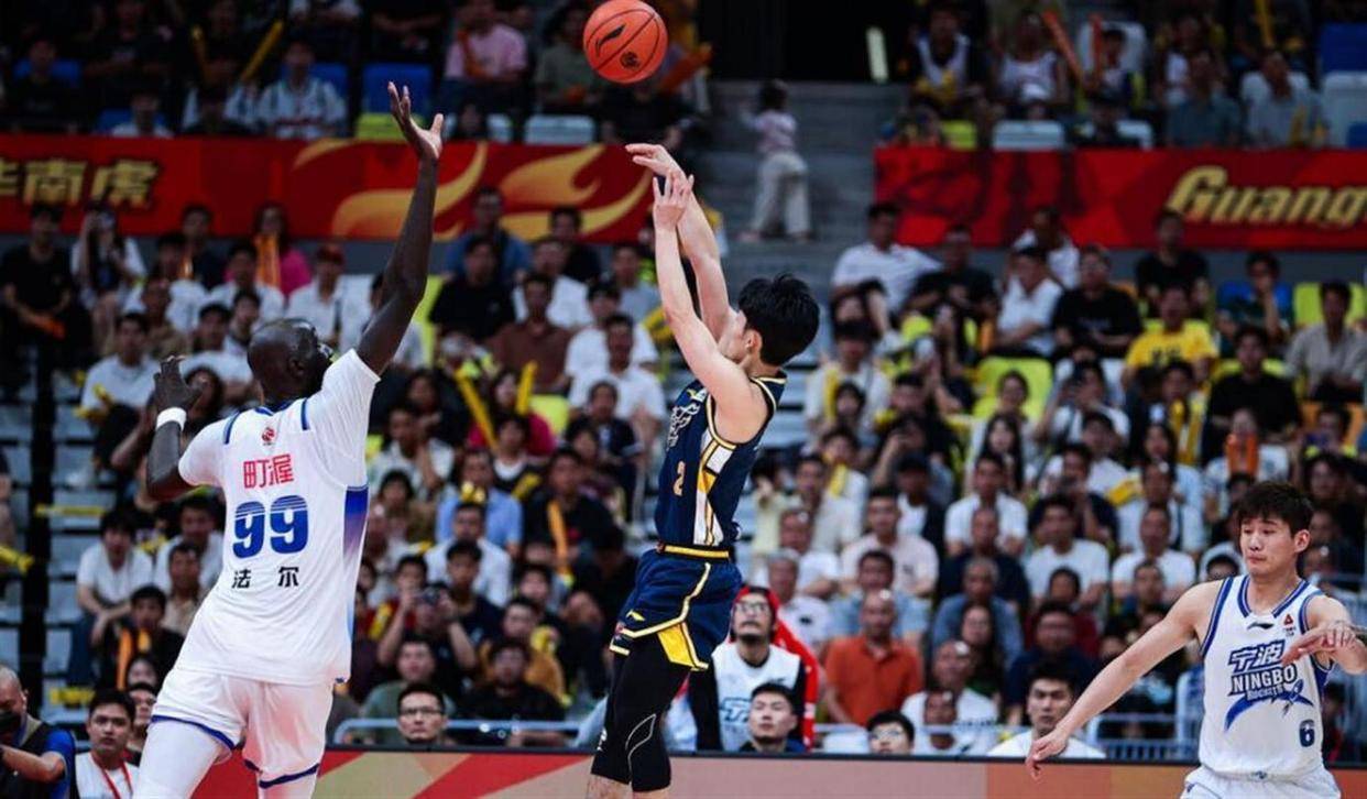 胡明轩脚疼到走不了路，杜锋却让他打满第四节，被指“双标”用人