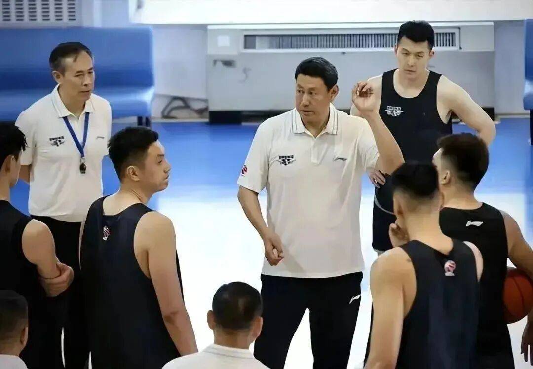 前中国男篮主帅解禁！国字号中锋归队，广东队夺冠指日可待