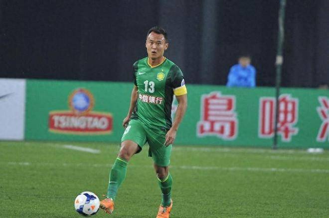 一婚净身出户，二婚娶美女模特，47岁前国脚，如今在北京租房度日